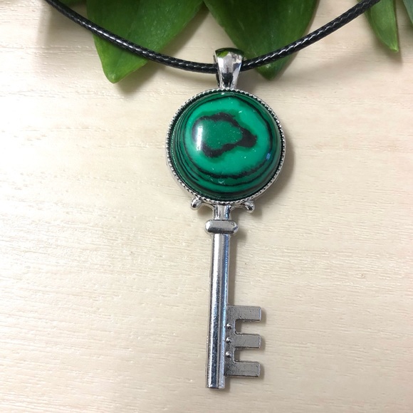 Malachite Pattern Key Shaped Synthetic Stone Pendant Necklace - Picture 4 of 4
